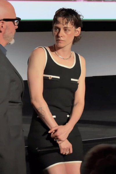 KRISTEN STEWART MIRANDO INCÓMODA A UN HOMBRE