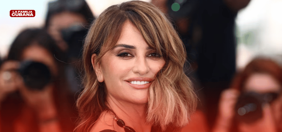 Actriz Penelope Cruz sonrriendo y fotografos en el fondo tomandole fotos.