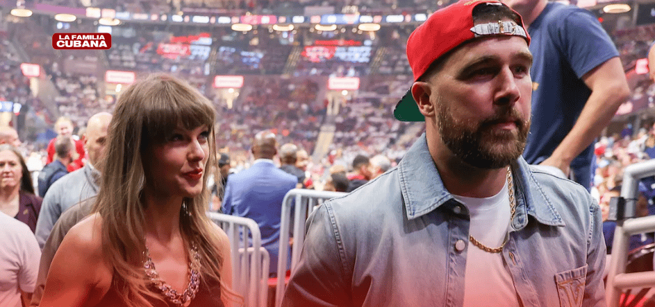 Taylor Swift y Travis Kelce de pie