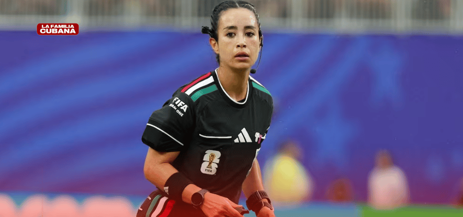 Tercera mujer en arbitrar un partido de futbol varonil en copa mundial.