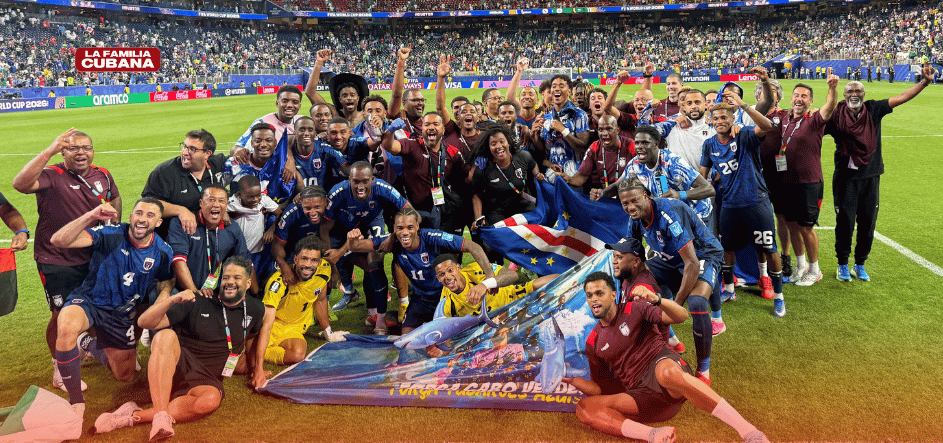 equipo de futbol de Cabo Verde en el terreno sentados