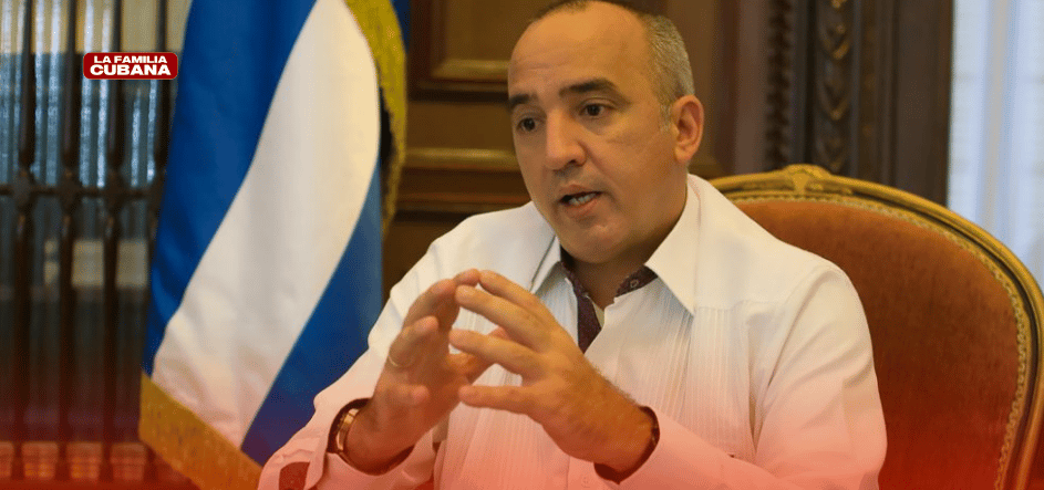 embajador cubano ante la ONU Ernesto Soberón Guzmán, sentado