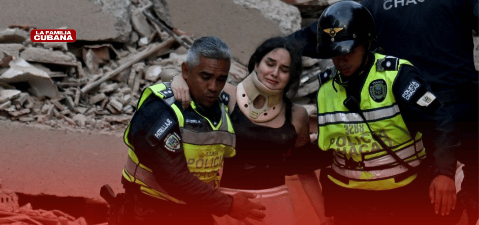 Bomberos ayudando a una mujer sobreviviente del terremoto