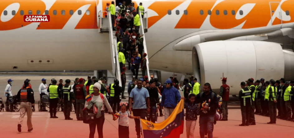 UN GRUPO DE PERSONAS VENEZOLANAS BAJANDOSE DE UN AVIÓN