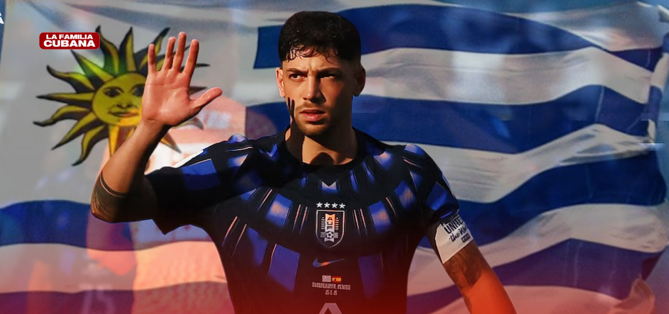 Federico Valverde jugador del Uruguay con la mano derecha levantada y la bandera de Uruguay de fondo