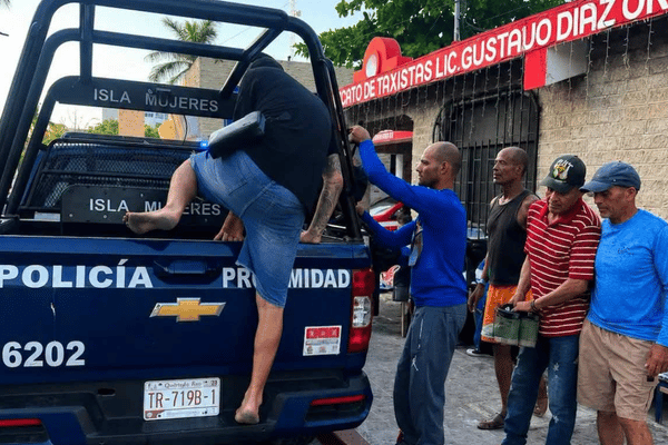 cubanos montandose en un carro en méxico