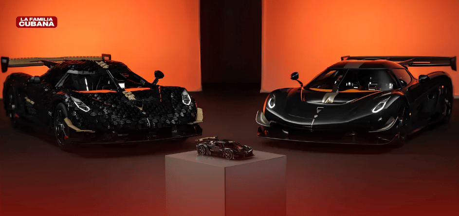 fondo color naranga con dos autos de la marca koenigsegg delante y delantes de ambos uno pequeño echo a l piezas de lego encima de un pedestal
