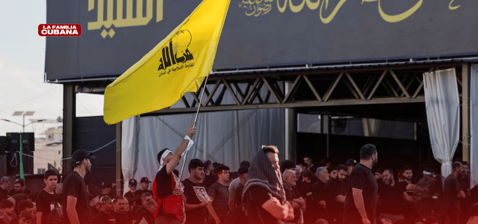 grupo de manifestantes con una bandera del grupo Hezbollah