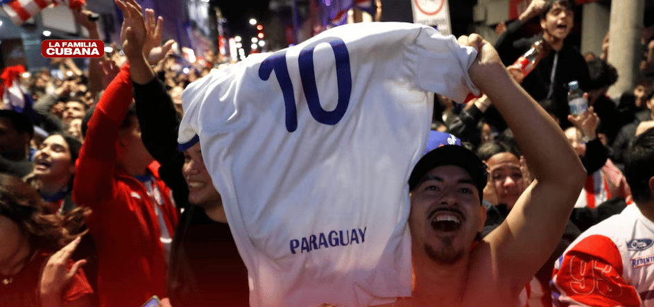 fans paraguayos celebrando