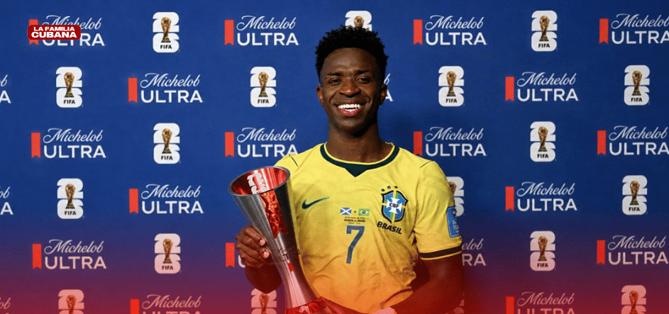 Vinicius con trofeo MVP en Mundial 2026