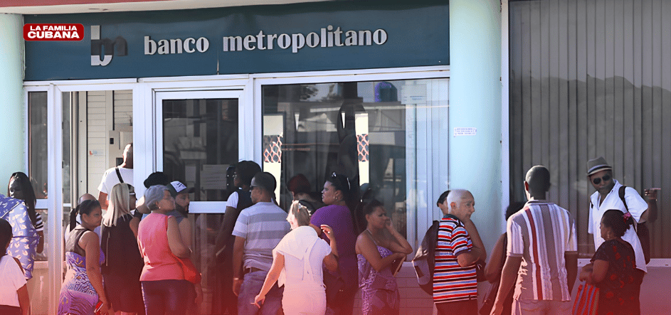 personas en una fila frente a un banco metropolitano cubano.