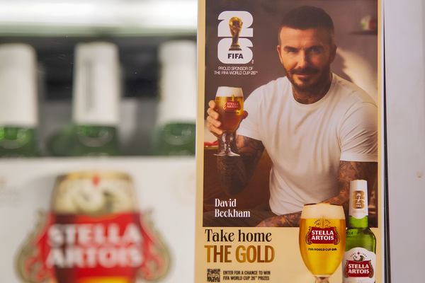 Anuncio de Stella Artois para la Copa Mundial de la FIFA 26 con David Beckham el 22 de febrero de 2026 en un supermercado de Miami