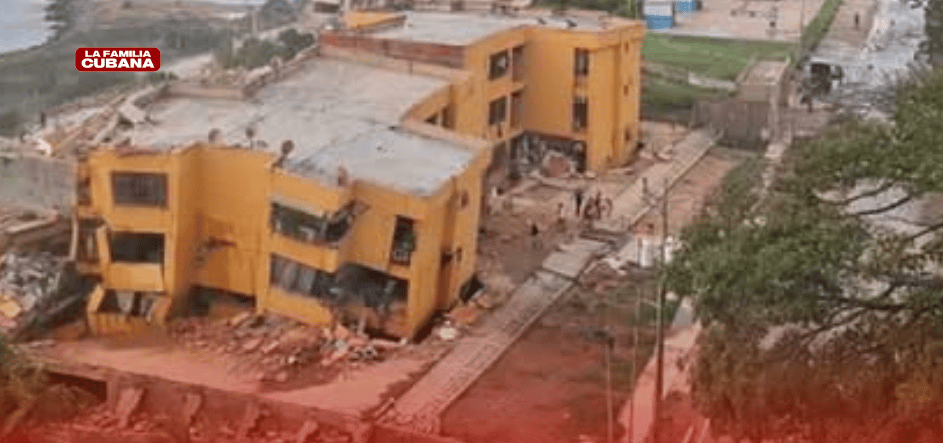 edificio amarillo en derrumbe