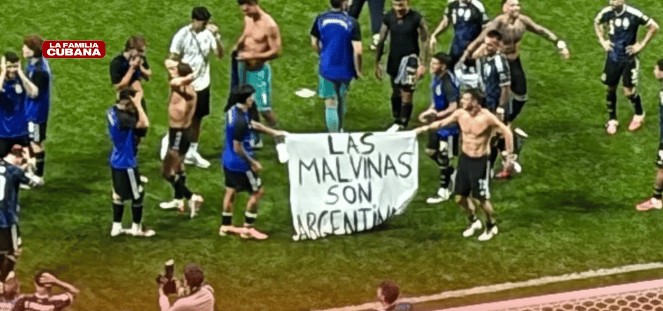 panacarta de las malvinas y el equipo de argentina de futbol