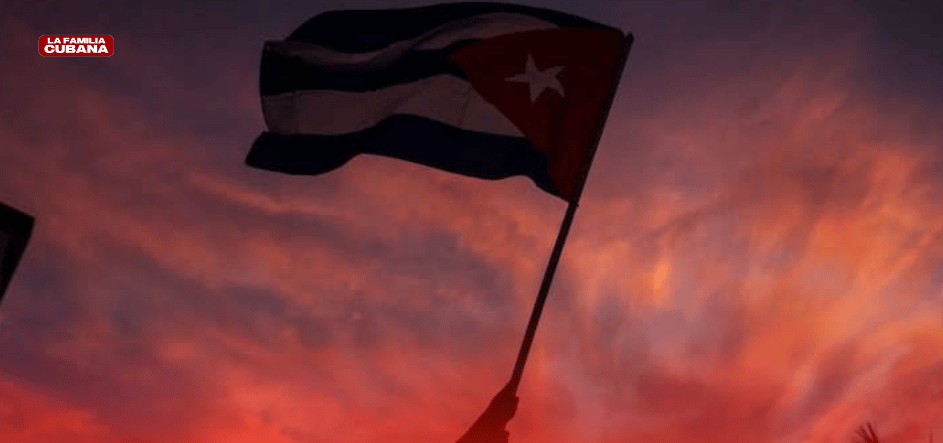 bandera cubana ondeando en un ambiente de atardecer