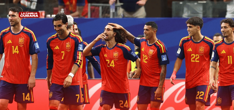 jugadores del equipo de españa en el terreno