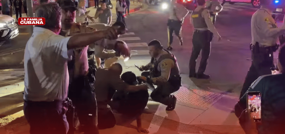 policias atendiendo heridos
