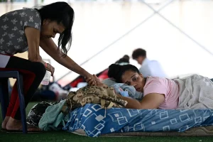 dos personas que viven en el refugio 
