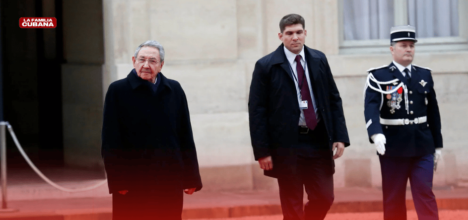 "Cangrejo" caminando al lado de Raúl Castro