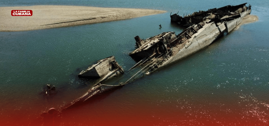 barco nazi emergiendo en el Danubio