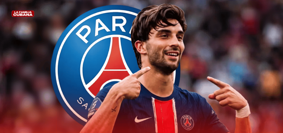 Ferran Torres con camiseta del PSG y el escudo detras