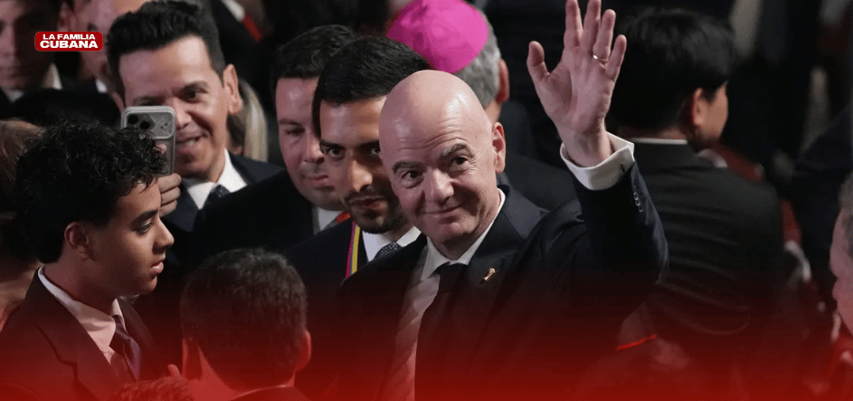 Gianni Infantino saludando