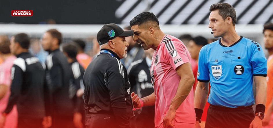 Luis Suárez discutiendo con un miembro del staff del Seattle Sounders