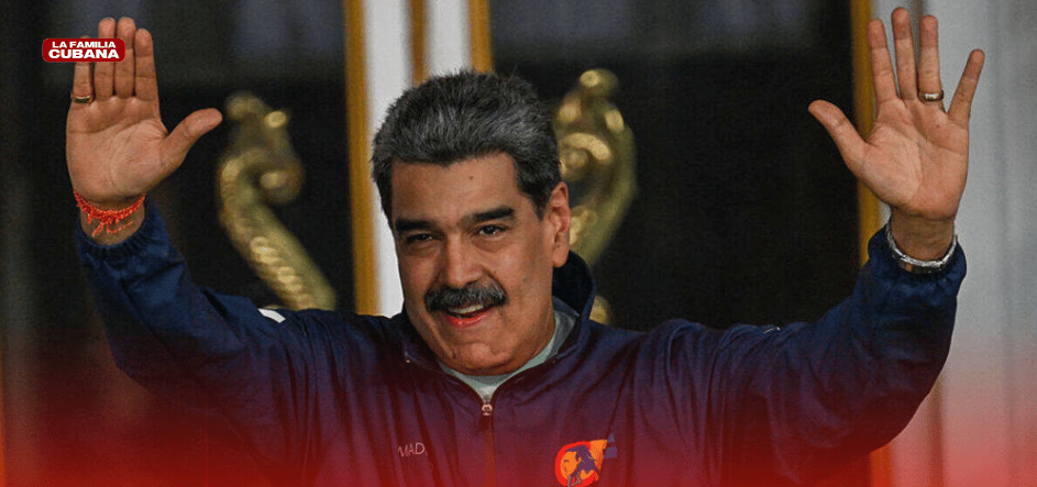Nicolás Maduro saludando