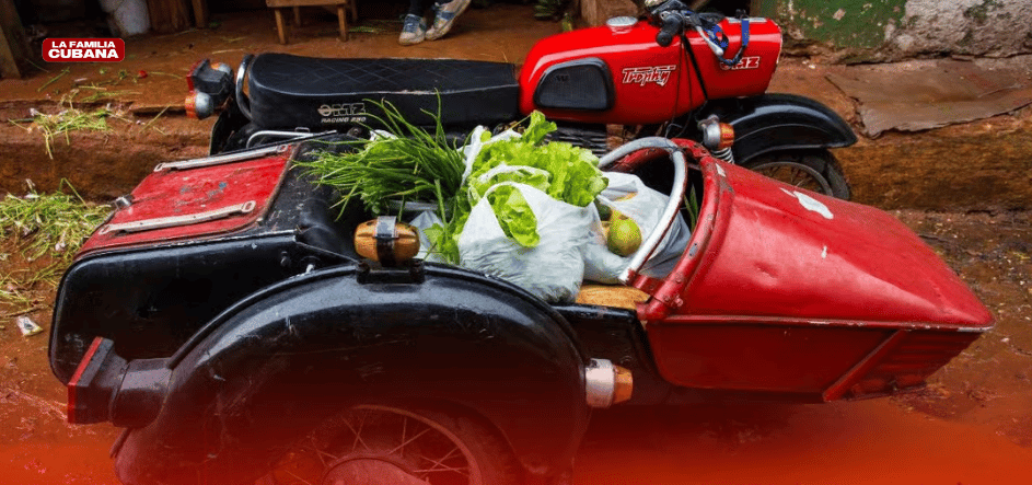 Moto cargada con productos en mercado mayorista en Cuba