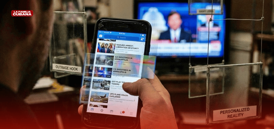 hombre mirando su feed de una red social con televisor de fondo