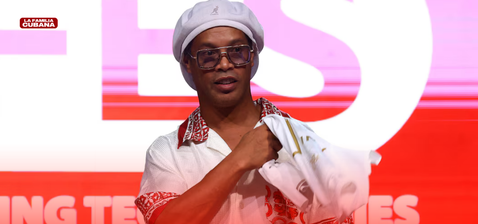 Ronaldinho en su presentacion con el Ravenna