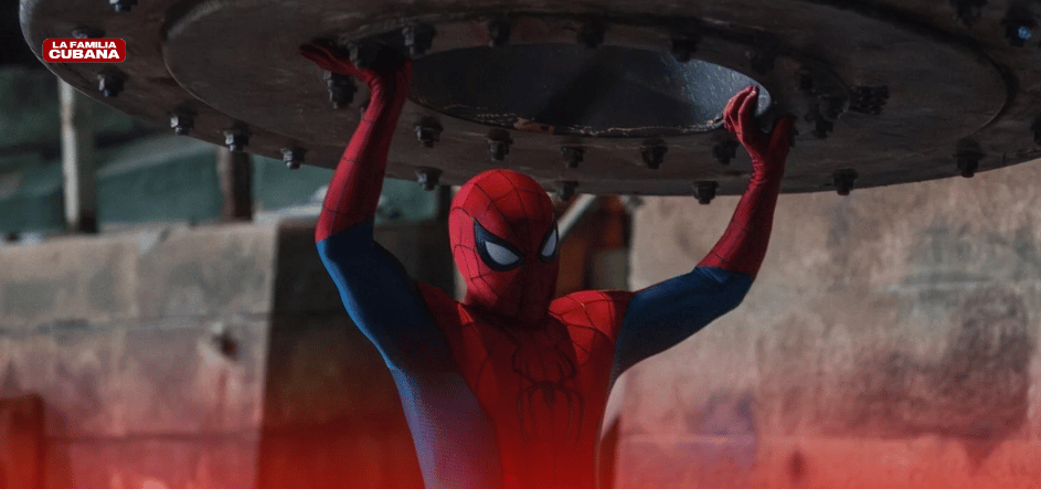 Sipder Man levantando una tapa en Spider-Man: Brand New Day
