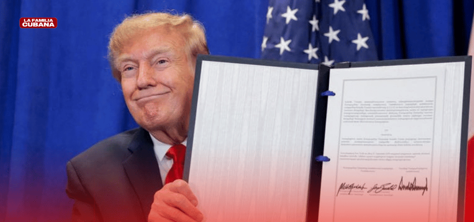 Donald Trump con el acuerdo firmado sobre Gorenlandia