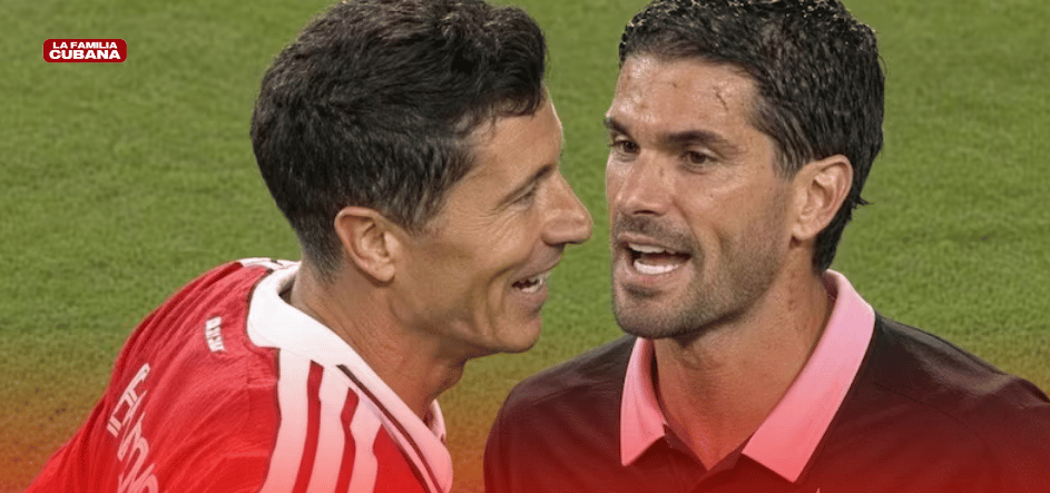 Robert Lewandowski y Rodrigo de Paul discutiendo