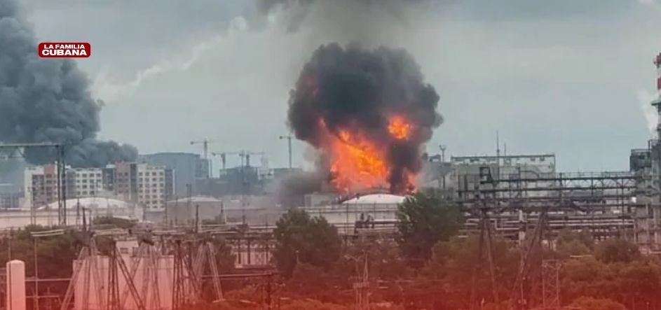 Un ataque atribuido a Ucrania incendió una terminal rusa tras anunciarse suministros de diésel, mientras Washington autorizó operaciones temporales sin retirar todas las sanciones.
